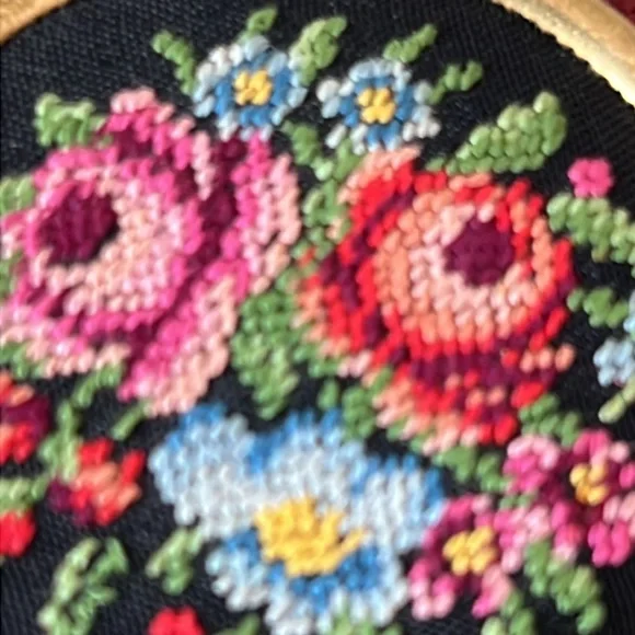 VINTAGE Avon Needlepoint Pendant With Chain - Picture 4 of 7